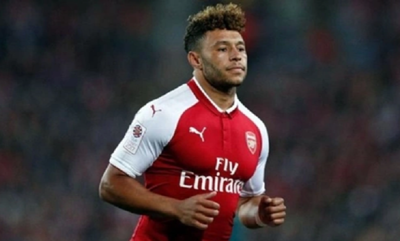 arsenal-tinh-phuong-an-bat-ngo-voi-oxlade-chamberlain-giua-con-bao-chan-thuong